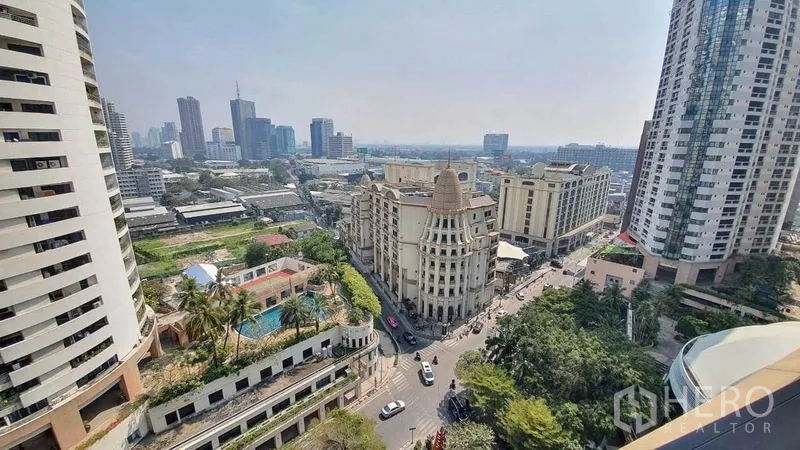 公寓 出租在Khlong Toei, Bangkok - 空堤区城市天际线全景，可见住宅高楼、道路与下方泳池。