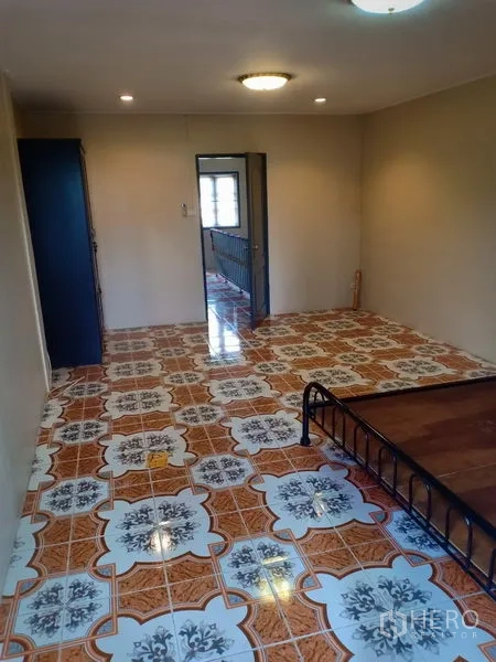 ทาวน์เฮาส์ ให้เช่าในPhra Khanong, Bangkok - ห้องนอนชั้นบนขนาดใหญ่ พื้นกระเบื้องลาย พร้อมโครงเตียงโลหะ