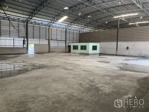 คลังสินค้า ให้เช่าในBueng Kum, Bangkok - พื้นที่ภายในโกดังโล่ง เพดานสูงโครงเหล็ก พื้นคอนกรีต พร้อมห้องสำนักงานภายใน