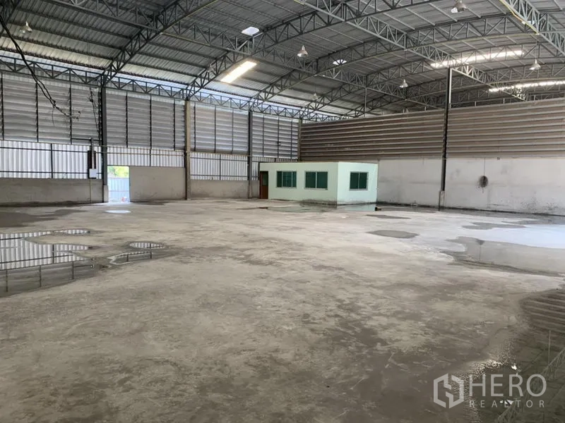 คลังสินค้า ให้เช่าในBueng Kum, Bangkok - พื้นที่ภายในโกดังโล่ง เพดานสูงโครงเหล็ก พื้นคอนกรีต พร้อมห้องสำนักงานภายใน
