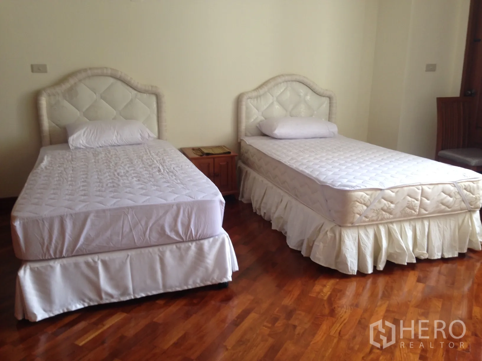 คอนโด ให้เช่าในKhlong Toei, Bangkok - ห้องนอนแขกขนาดใหญ่ มีเตียงเดี่ยวสองเตียงบนพื้นไม้ขัดเงา