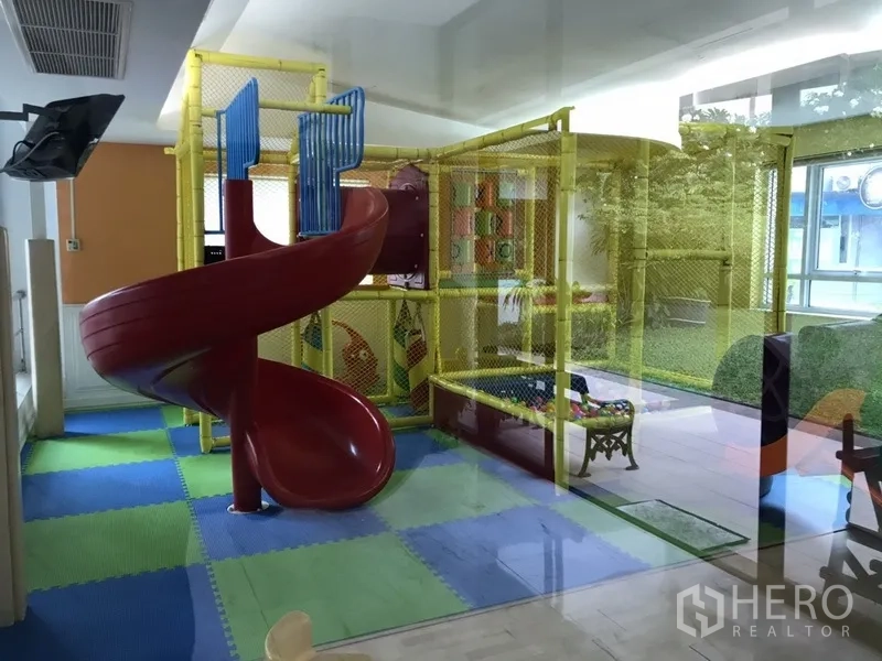 อพาร์ทเมนท์ ให้เช่าในRatchathewi, Bangkok - ห้องเด็กเล่นในร่มพร้อมสไลเดอร์และพื้นยางกันกระแทก