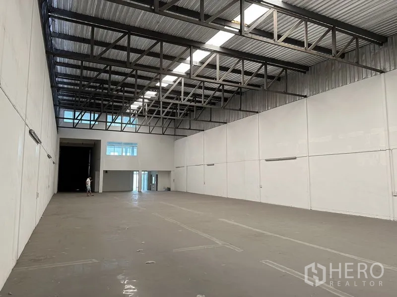 โรงงาน ให้เช่าในBang Sao Thong, Samut Prakan - ฮอลล์โกดังเพดานสูง โครงหลังคาเหล็ก มีสกายไลท์และพื้นเรียบ.
