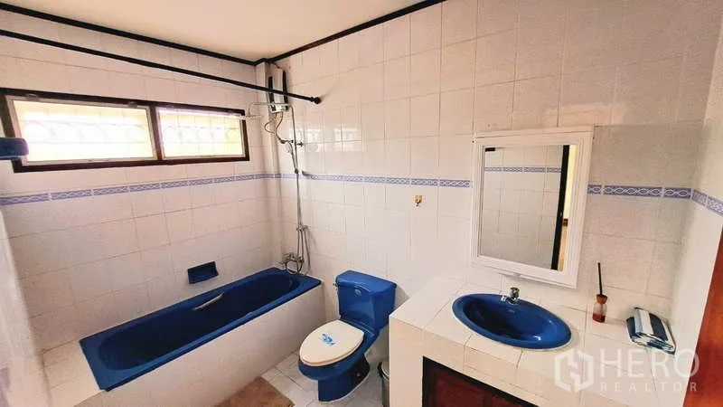 ทาวน์เฮาส์ ให้เช่าในWatthana, Bangkok - ห้องน้ำพร้อมอ่างอาบน้ำสีน้ำเงิน อ่างล้างหน้าและชักโครกเข้าชุด