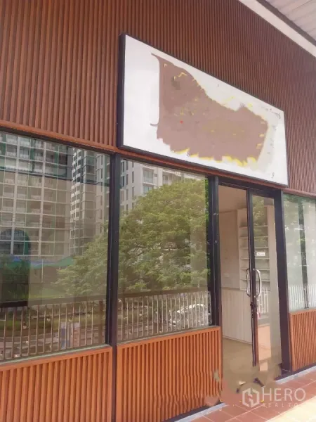 零售空间 出租 - 临街商铺外立面，通高玻璃与木质百叶装饰，位于曼谷瓦他那区。