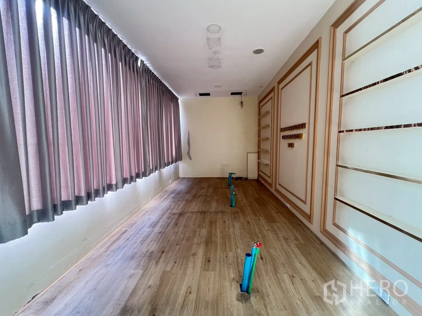 พื้นที่ขายปลีก ให้เช่าในWatthana, Bangkok - ห้องยาวแคบ มีชั้นวางโชว์ผนัง พื้นไม้ และหน้าต่างติดม่าน