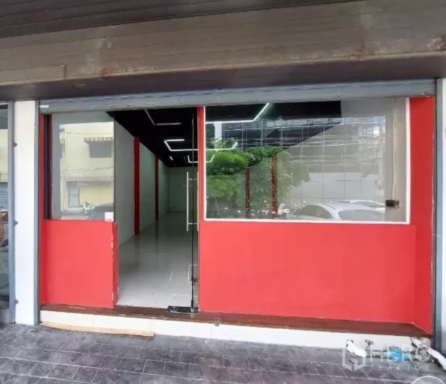 พื้นที่ขายปลีก ให้เช่าในKhlong Toei, Bangkok - หน้าร้านชั้นล่างกระจกบานใหญ่ ผนังสีแดง ประตูกระจกใส เหมาะโชว์สินค้า
