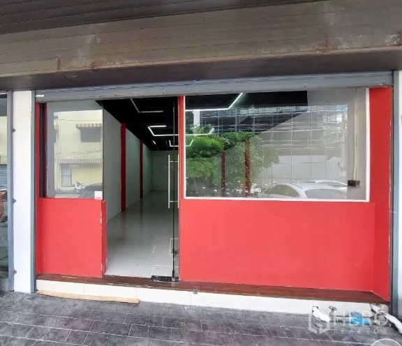 พื้นที่ขายปลีก ให้เช่าในKhlong Toei, Bangkok - หน้าร้านชั้นล่างกระจกบานใหญ่ ผนังสีแดง ประตูกระจกใส เหมาะโชว์สินค้า