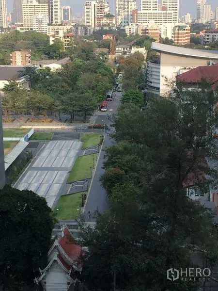คอนโด ให้เช่าหรือขายในWatthana, Bangkok - มุมมองชั้นสูงจากระเบียง เห็นย่านอโศกที่ร่มรื่นพร้อมเส้นขอบฟ้ากรุงเทพฯ ไกลลิบ