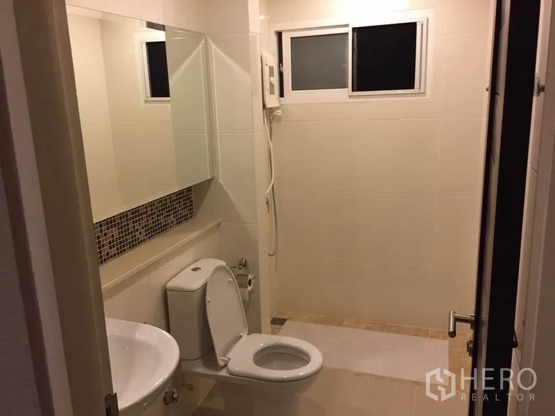 บ้าน ให้เช่าหรือขายในKhlong Toei, Bangkok - ห้องน้ำอีกหนึ่งห้อง กระจกบานใหญ่ โถสุขภัณฑ์ และพื้นที่อาบน้ำแยกพร้อมหน้าต่าง