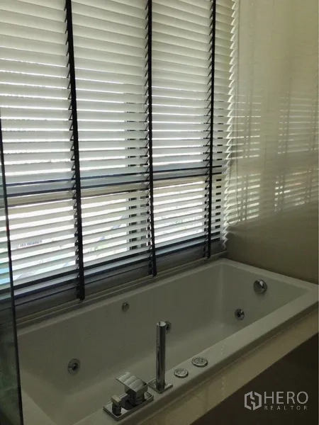 คอนโด ให้เช่าในKhlong Toei, Bangkok - ห้องน้ำพร้อมอ่างอาบน้ำติดหน้าต่าง มีมู่ลี่เพิ่มความเป็นส่วนตัว