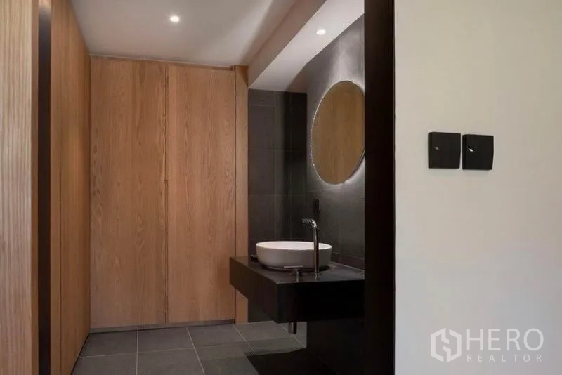 คอนโด ให้เช่าในPhaya Thai, Bangkok - ห้องน้ำสมัยใหม่ อ่างล้างหน้าแบบวางบนเคาน์เตอร์ กระจกกลม และตู้ไม้