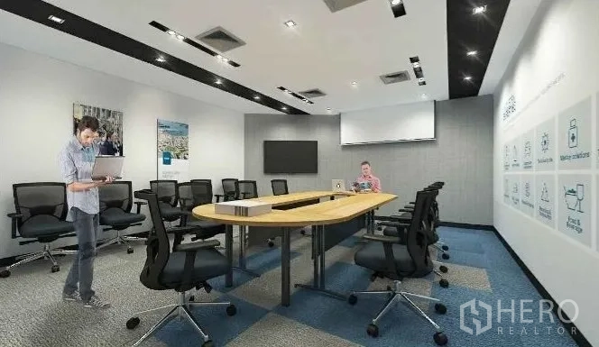 办公空间 出租在Chatuchak, Bangkok - 大型会议室，长形会议桌、滚轮椅与顶置射灯。