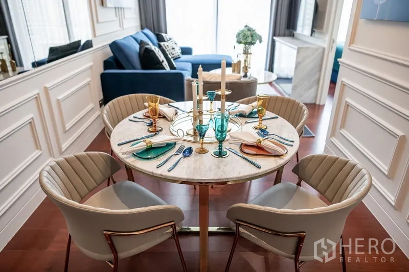 คอนโด ให้เช่าในWatthana, Bangkok - โต๊ะอาหารทรงกลมจัดวางชุดจานชามและแก้วหลากสี สำหรับสี่ที่นั่ง