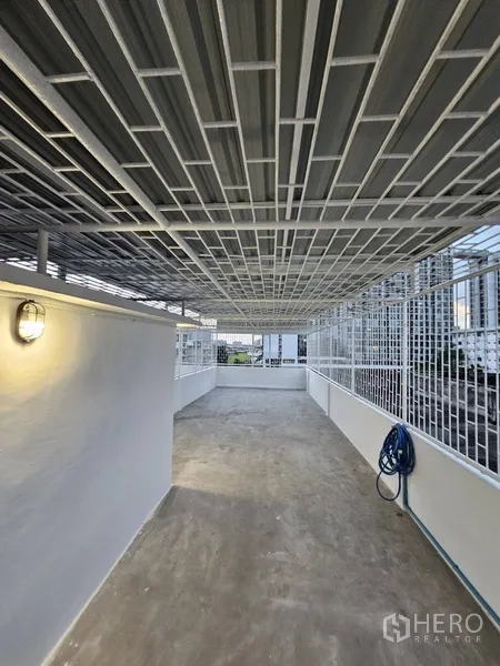 店屋 出租 - 覆盖式屋顶露台，设水龙头，远眺城市。