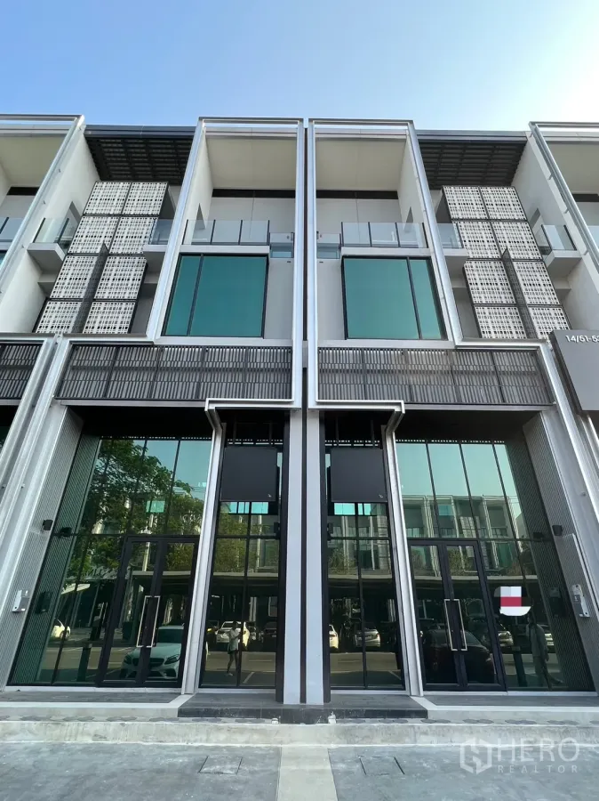 สำนักงานที่บ้าน ให้เช่าในBang Phli, Samut Prakan - อาคารโฮมออฟฟิศ 3 ชั้นสไตล์โมเดิร์น ฟาซาดกระจกเต็มบานและประตูคู่หน้าอาคาร