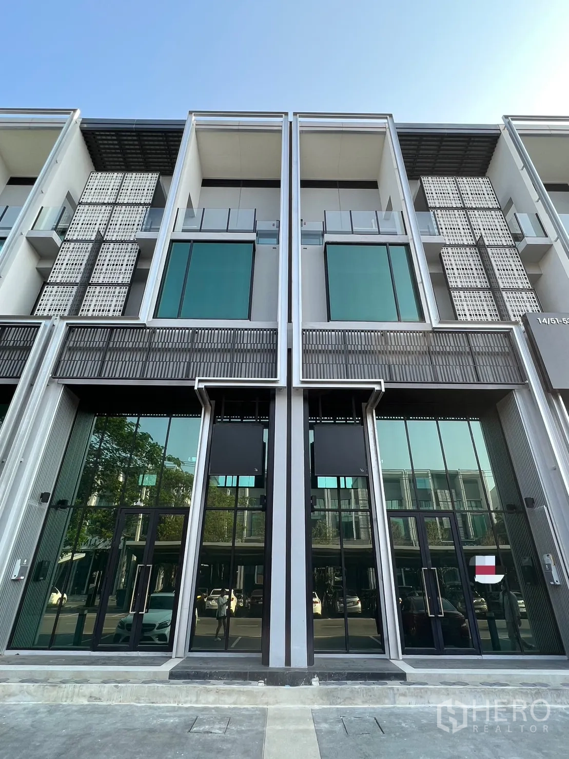 สำนักงานที่บ้าน ให้เช่าในBang Phli, Samut Prakan - อาคารโฮมออฟฟิศ 3 ชั้นสไตล์โมเดิร์น ฟาซาดกระจกเต็มบานและประตูคู่หน้าอาคาร