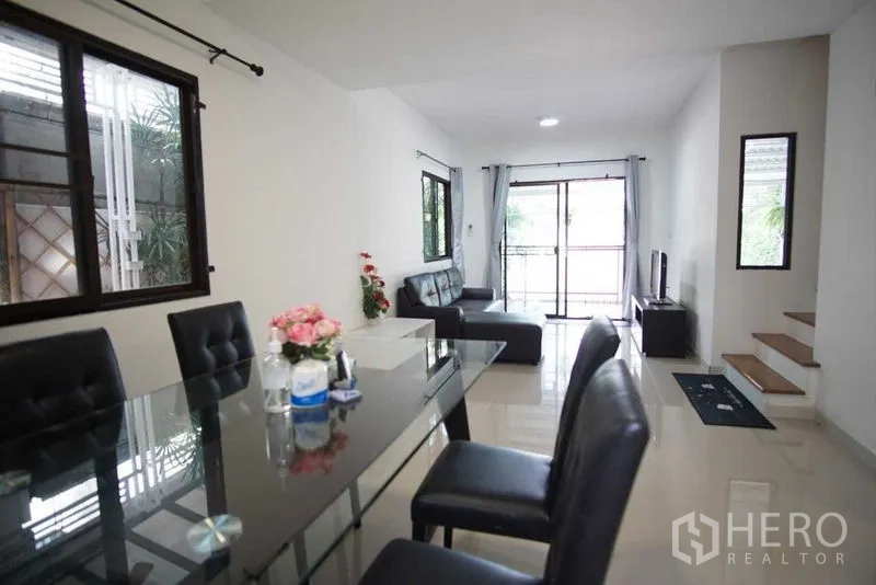 ทาวน์เฮาส์ ให้เช่าในSuan Luang, Bangkok - พื้นที่รับประทานอาหาร–นั่งเล่นแบบเปิดโล่ง มองเห็นบันไดและประตูกระจก