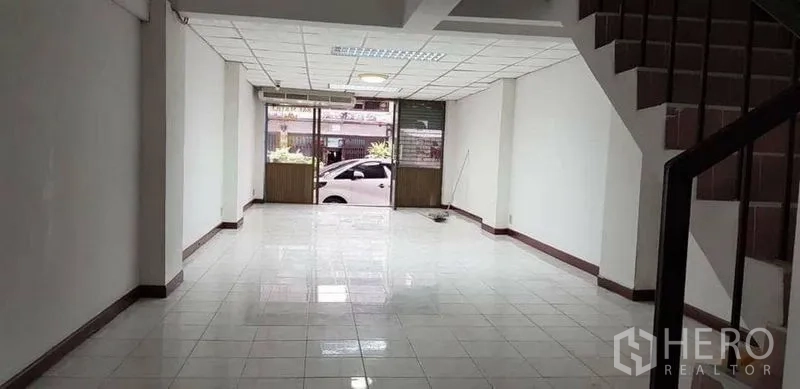 带办公室的家 出租或出售在Bang Na, Bangkok - 临街大玻璃门面与瓷砖展厅空间，可作店铺或接待。