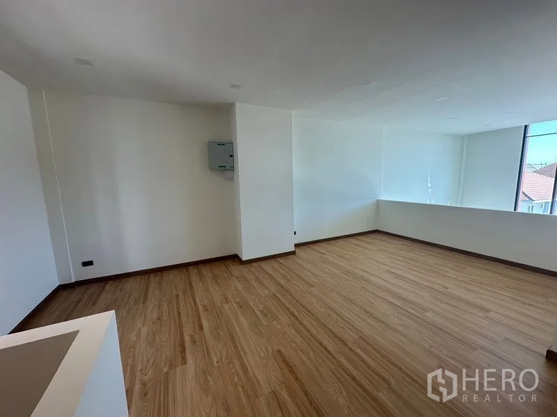 สำนักงานที่บ้าน ให้เช่าในWang Thonglang, Bangkok - พื้นที่ชั้นบนเปิดโล่งพื้นไม้ มองลงสู่โถง