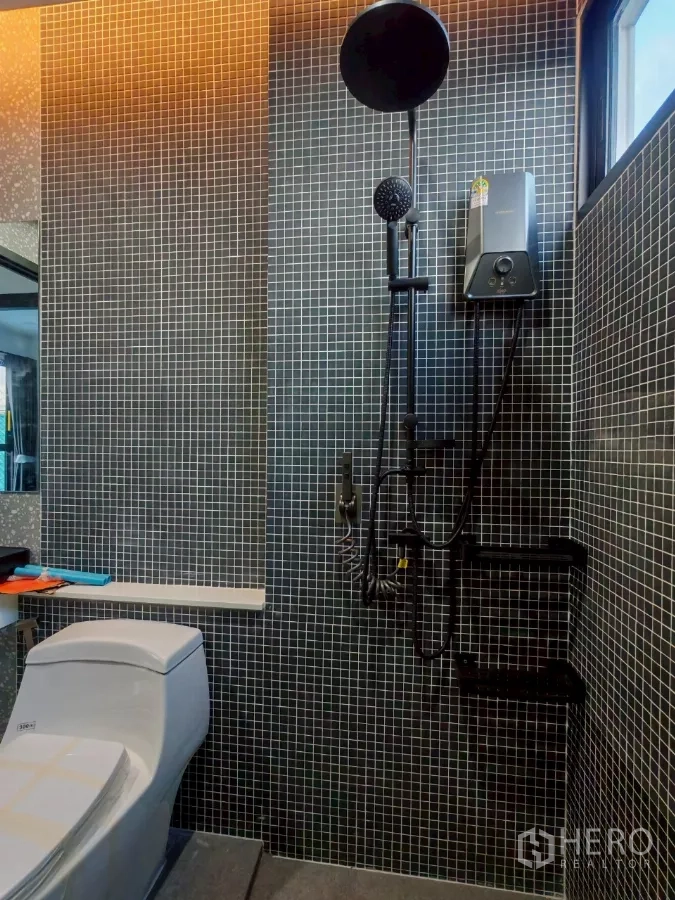 บ้าน ให้เช่าในWang Thonglang, Bangkok - ห้องน้ำกรุกระเบื้องโมเสกพร้อมเรนชาวเวอร์ ชาวเวอร์มือถือ และโถสุขภัณฑ์