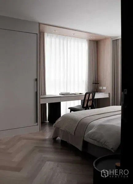 คอนโด ขายในRatchathewi, Bangkok - ห้องนอนพร้อมโต๊ะทำงานริมหน้าต่าง ผ้าม่านสีอ่อน ชุดเครื่องนอนโทนสุภาพและพื้นไม้