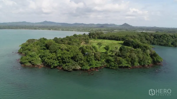 Land for sale in Khlong Toei, Bangkok - Oblique aerial of tree-lined shoreline with an open clearing at the center of the peninsula.
