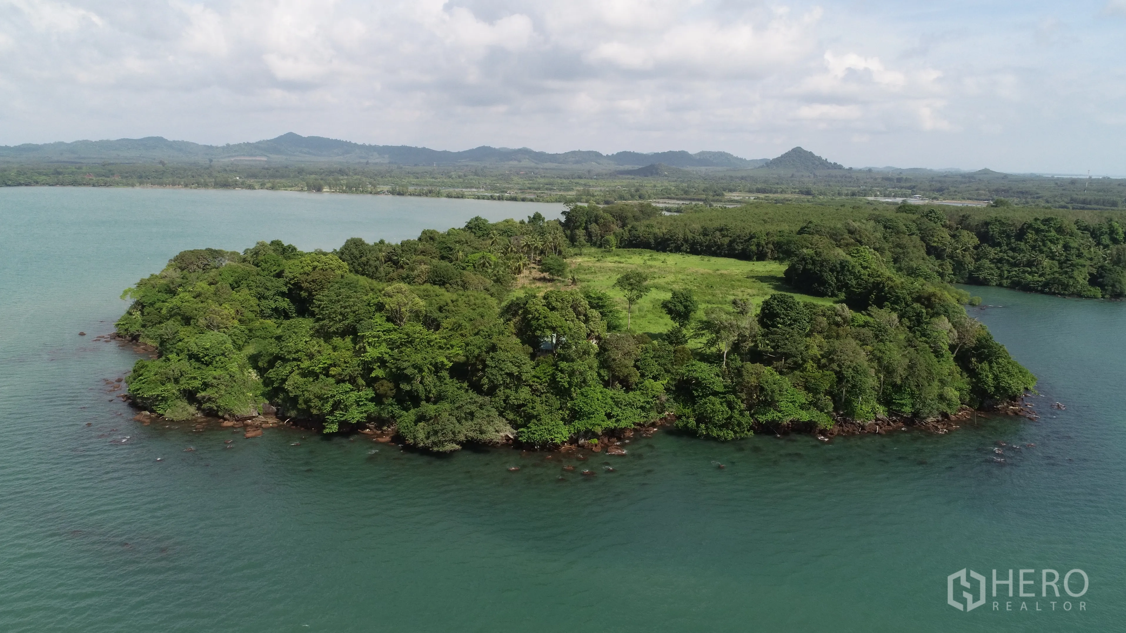 Land for sale in Khlong Toei, Bangkok - Oblique aerial of tree-lined shoreline with an open clearing at the center of the peninsula.