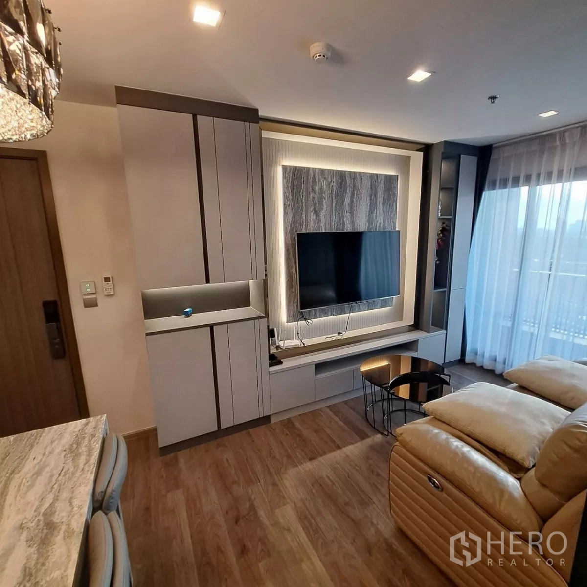 คอนโด ให้เช่าในChatuchak, Bangkok - ห้องนั่งเล่นร่วมสมัยพร้อมชั้นวางทีวีบิลท์อิน ไฟ LED และผ้าม่านระเบียง