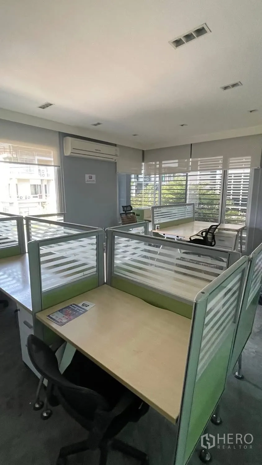 家庭办公室 for rent or sale in Wang Thonglang, Bangkok - 采光明亮的开放式工位区，带隔板与百叶窗。