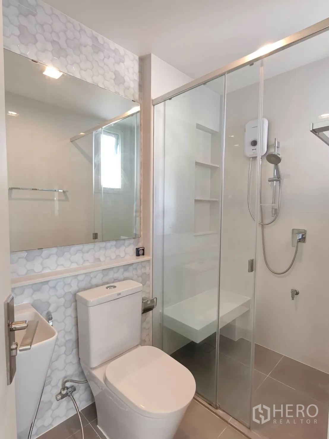 独栋房屋 for rent or sale in Bang Phli, Samut Prakan - 明亮卫浴，设玻璃淋浴房与白色洁具。