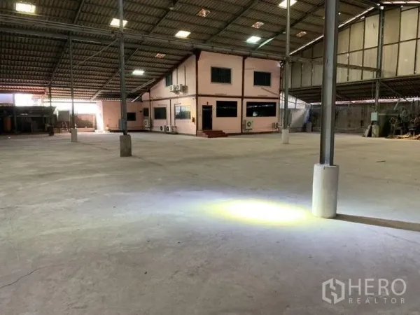 คลังสินค้า ให้เช่า - พื้นที่โล่ง มีไฟส่องสว่างและถังดับเพลิงข้างเสาเหล็ก