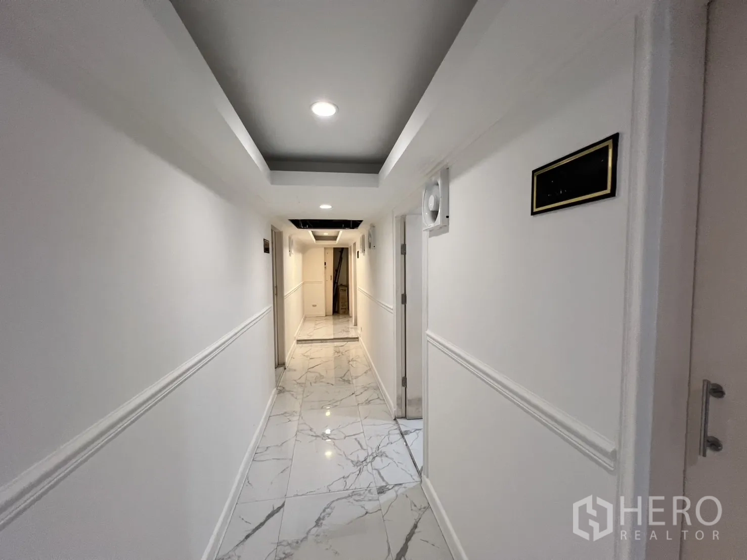 零售空间 出租在Watthana, Bangkok - 白色走廊，抛光大理石地面与多扇门