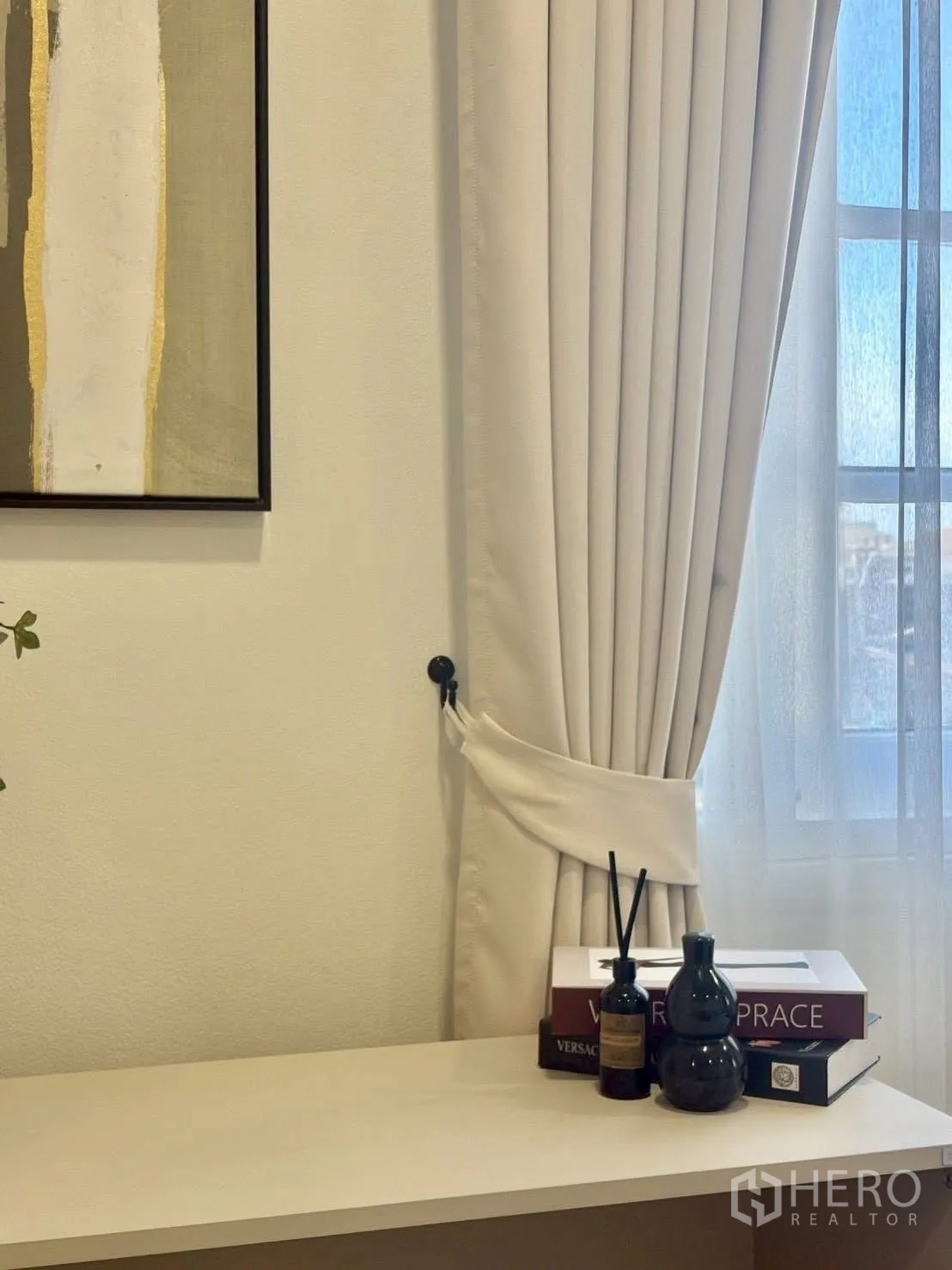 联排别墅 for rent in Huai Khwang, Bangkok - 窗边帘扣与台面摆件细节。