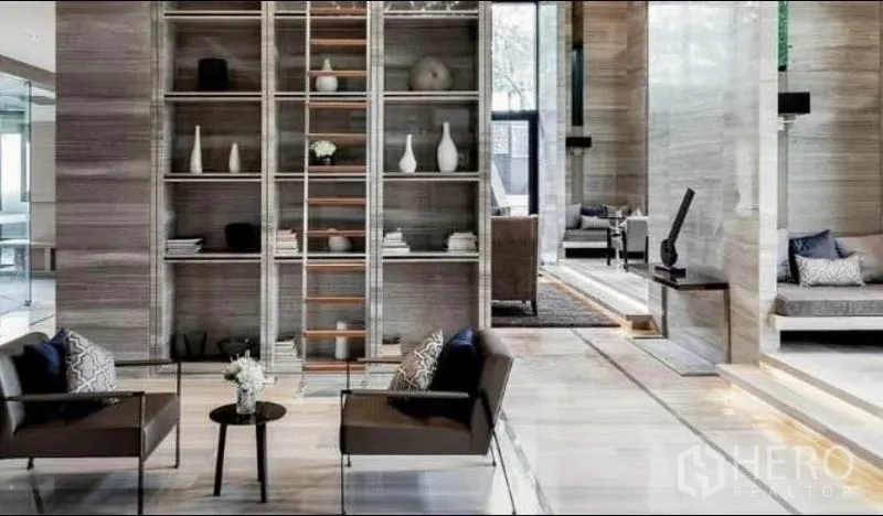 公寓 出租或出售 - 时尚书苑式会客区，高书架与舒适座椅。