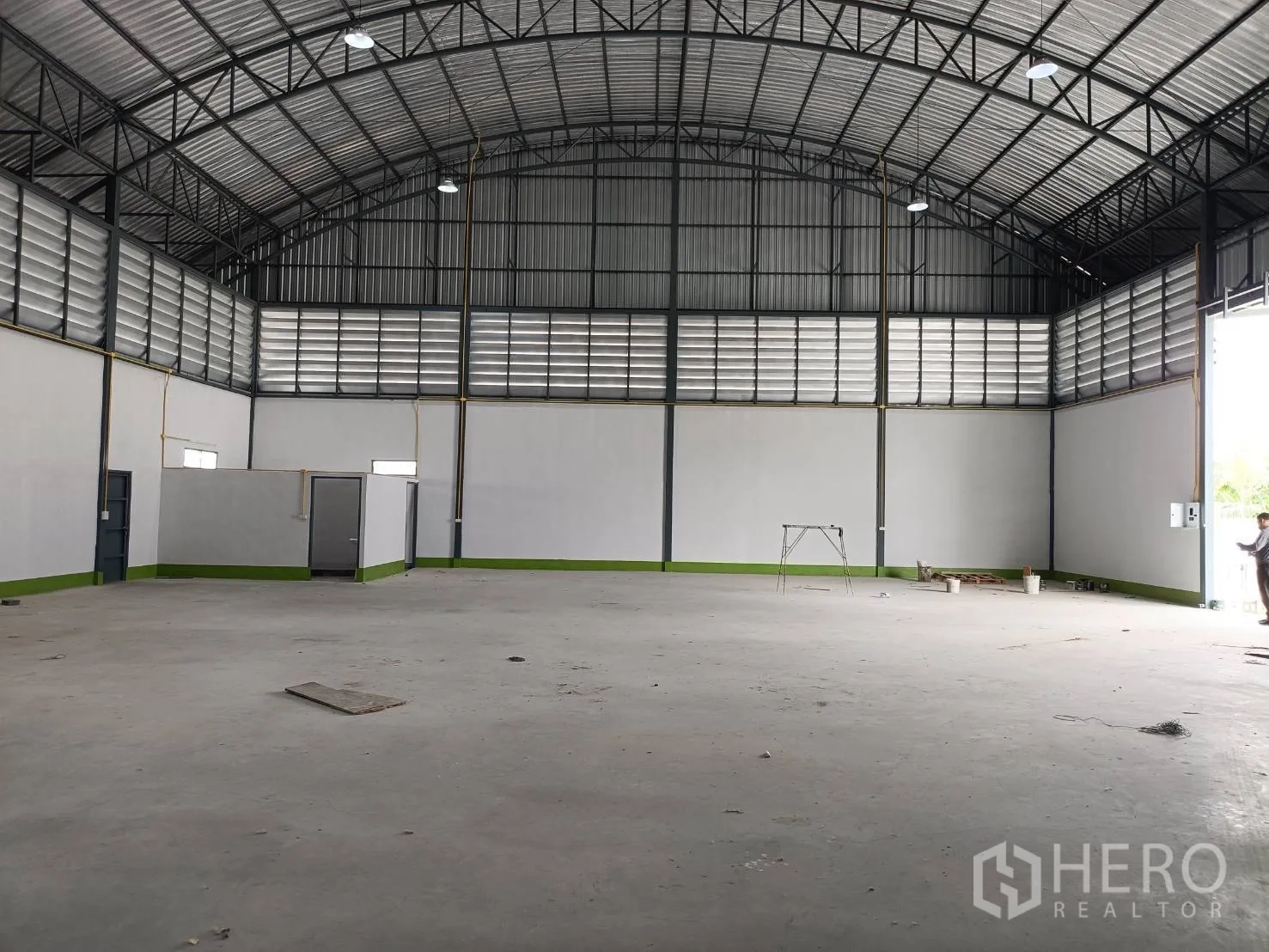 โรงงาน ให้เช่าในLam Luk Ka, Pathum Thani - พื้นโรงงานเพดานสูง มีห้องกั้นภายในและผนังระบายอากาศ