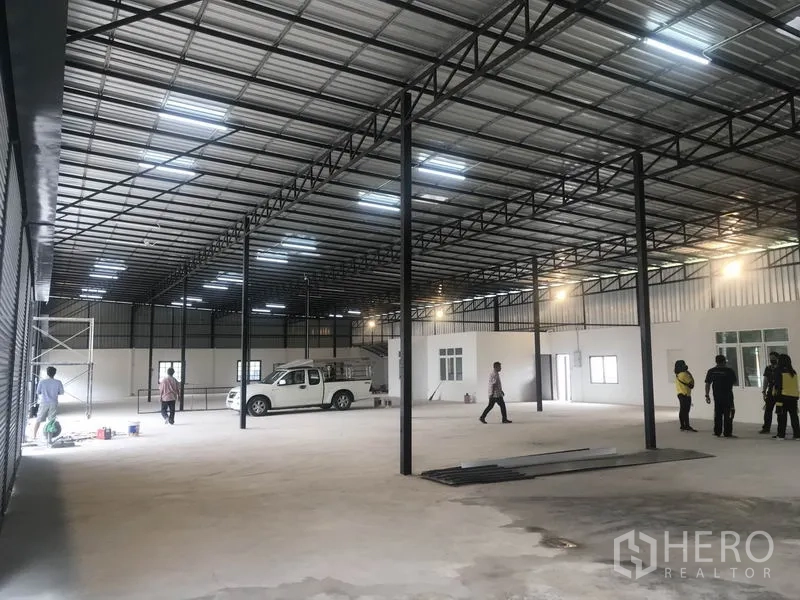 Warehouse for rent in Pathum Thani - Large warehouse hall with skylights, reinforced concrete flooring, and column grid.