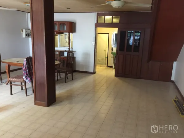 ทาวน์เฮาส์ ให้เช่าในKhlong Toei, Bangkok - พื้นที่รับแขกและทานข้าวแบบโอเพ่นสเปซ มีเสาไม้ พื้นกระเบื้อง และทางเข้าห้องน้ำชั้นล่าง