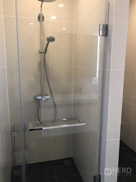 คอนโด ให้เช่าในKhlong Toei, Bangkok - ห้องอาบน้ำกระจกกั้น พร้อมฝักบัวเรนชาวเวอร์และอุปกรณ์โครเมียม
