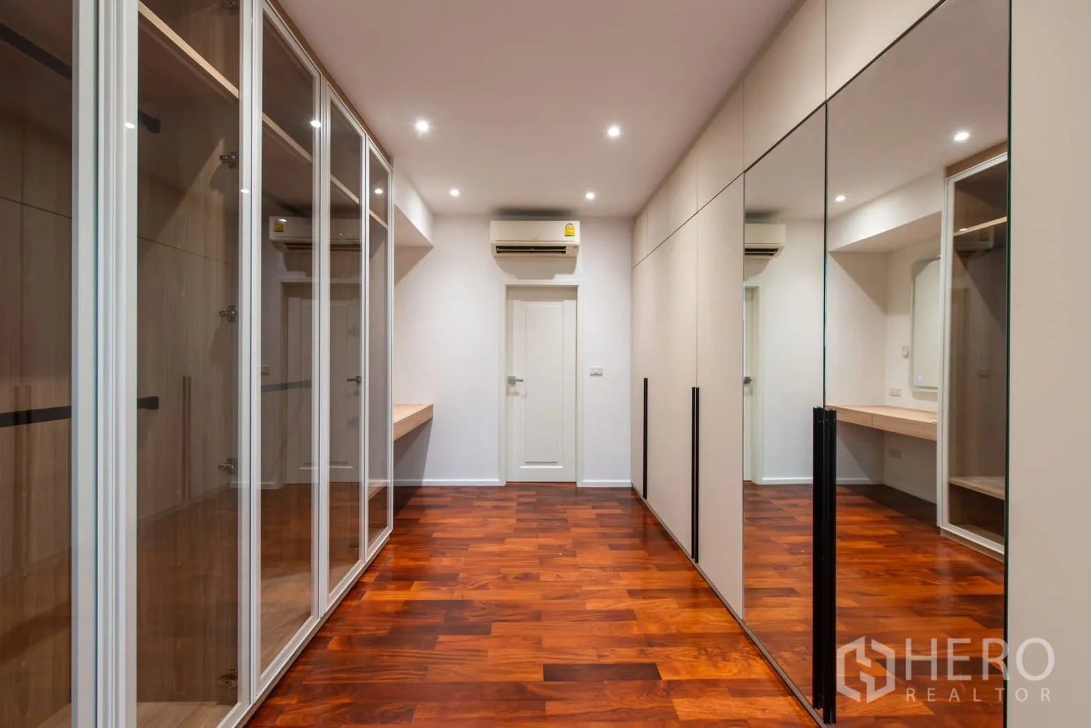 Detached House for sale in Bang Phli, Samut Prakan - Walk-in closet with glass-front wardrobes, mirrored panels and dressing counter.