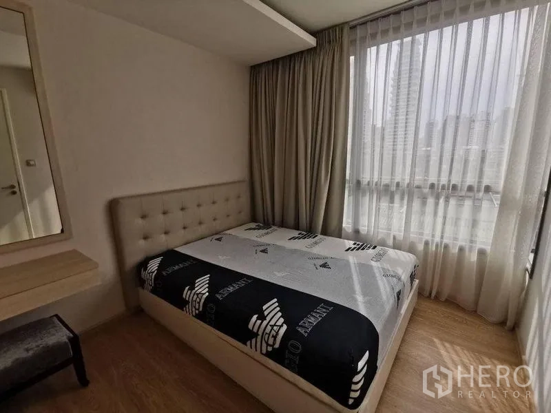 คอนโด ให้เช่าหรือขายในWatthana, Bangkok - ห้องนอนมุมหน้าต่างเต็มบาน มองเห็นวิวสกายไลน์เมืองผ่านผ้าม่านโปร่ง