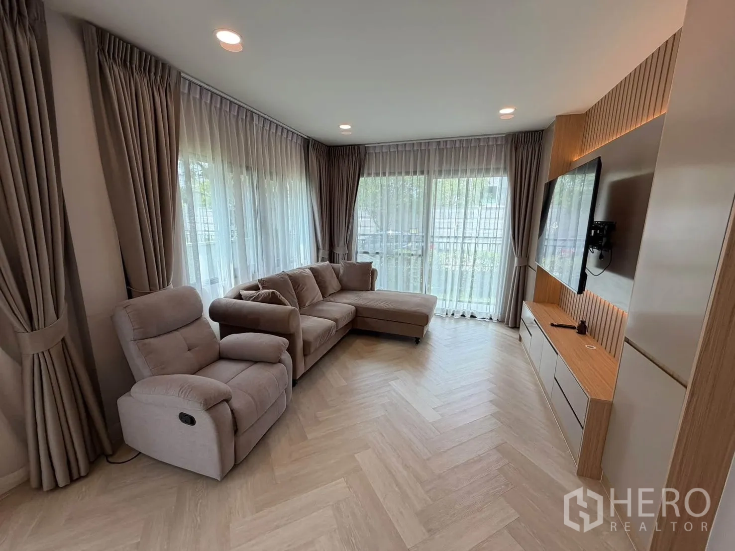 บ้านเดี่ยว for rent in Bang Phli, Samut Prakan - ห้องนั่งเล่นมีโซฟาเข้ามุม เก้าอี้ปรับเอน และผนังทีวีบิลต์อิน.