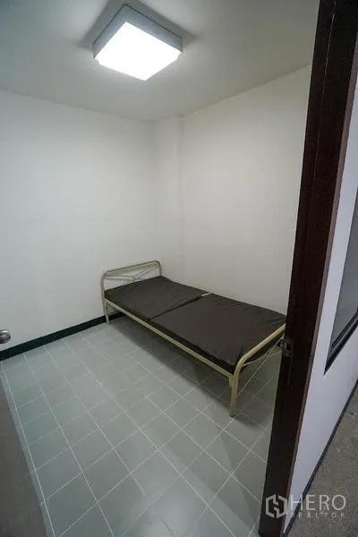 อพาร์ทเมนท์ ให้เช่าในWatthana, Bangkok - ห้องแม่บ้านขนาดเล็กพร้อมเตียงเดี่ยวและพื้นกระเบื้อง