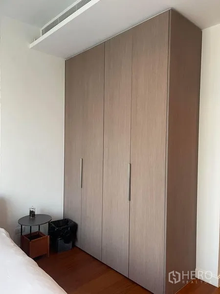 คอนโด ให้เช่าในPathum Wan, Bangkok - ตู้เสื้อผ้าบิลท์อินลายไม้ในห้องนอน