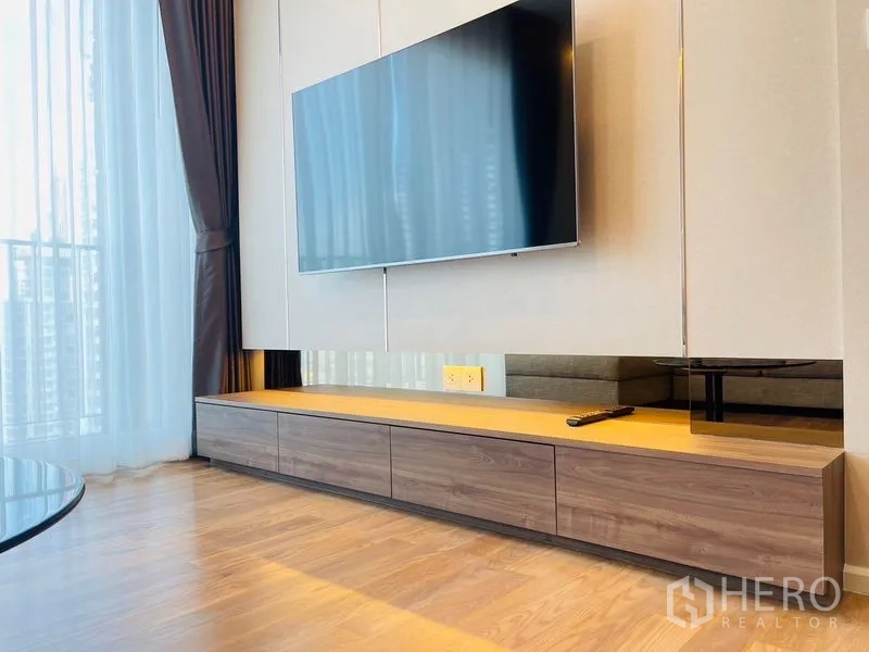 คอนโด ให้เช่าในKhlong Toei, Bangkok - ชั้นวางไม้ยาวพร้อมทีวีจอแบนติดผนัง ถัดจากหน้าต่างบานใหญ่และผ้าม่านโปร่ง