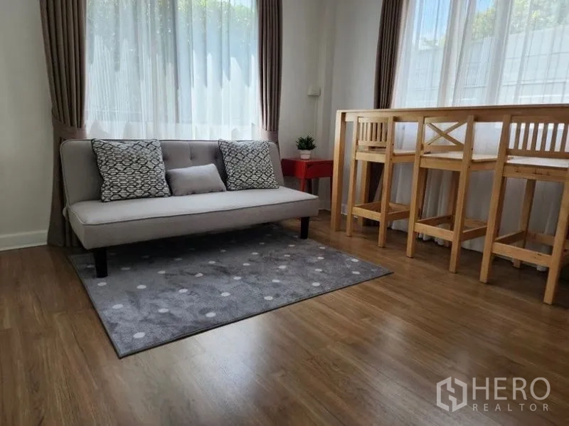 บ้าน ให้เช่าในPrawet, Bangkok - มุมนั่งเล่นพร้อมโซฟา ผ้าม่าน และเคาน์เตอร์บาร์ไม้สูง