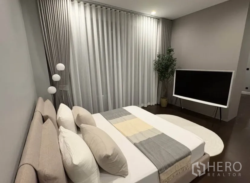 Detached House for rent in Suan Luang, Bangkok - Cozy bedroom with soft lighting, layered curtains and a TV corner.