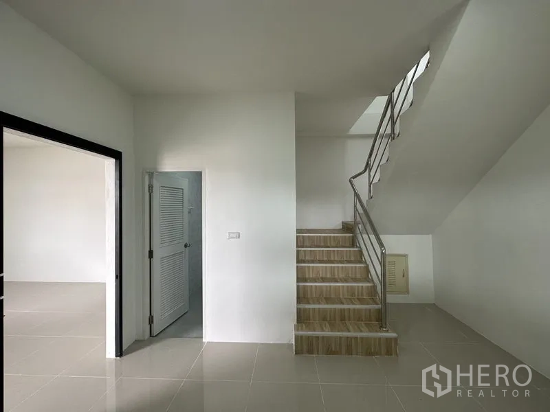 คลังสินค้า ให้เช่าในLam Luk Ka, Pathum Thani - บันไดราวสแตนเลสติดกับประตูห้องน้ำภายในโซนออฟฟิศ