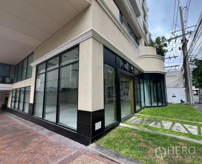 พื้นที่ขายปลีก ให้เช่าในWatthana, Bangkok - มุมอาคารภายนอก กระจกพันรอบ และพื้นที่สนามหญ้า