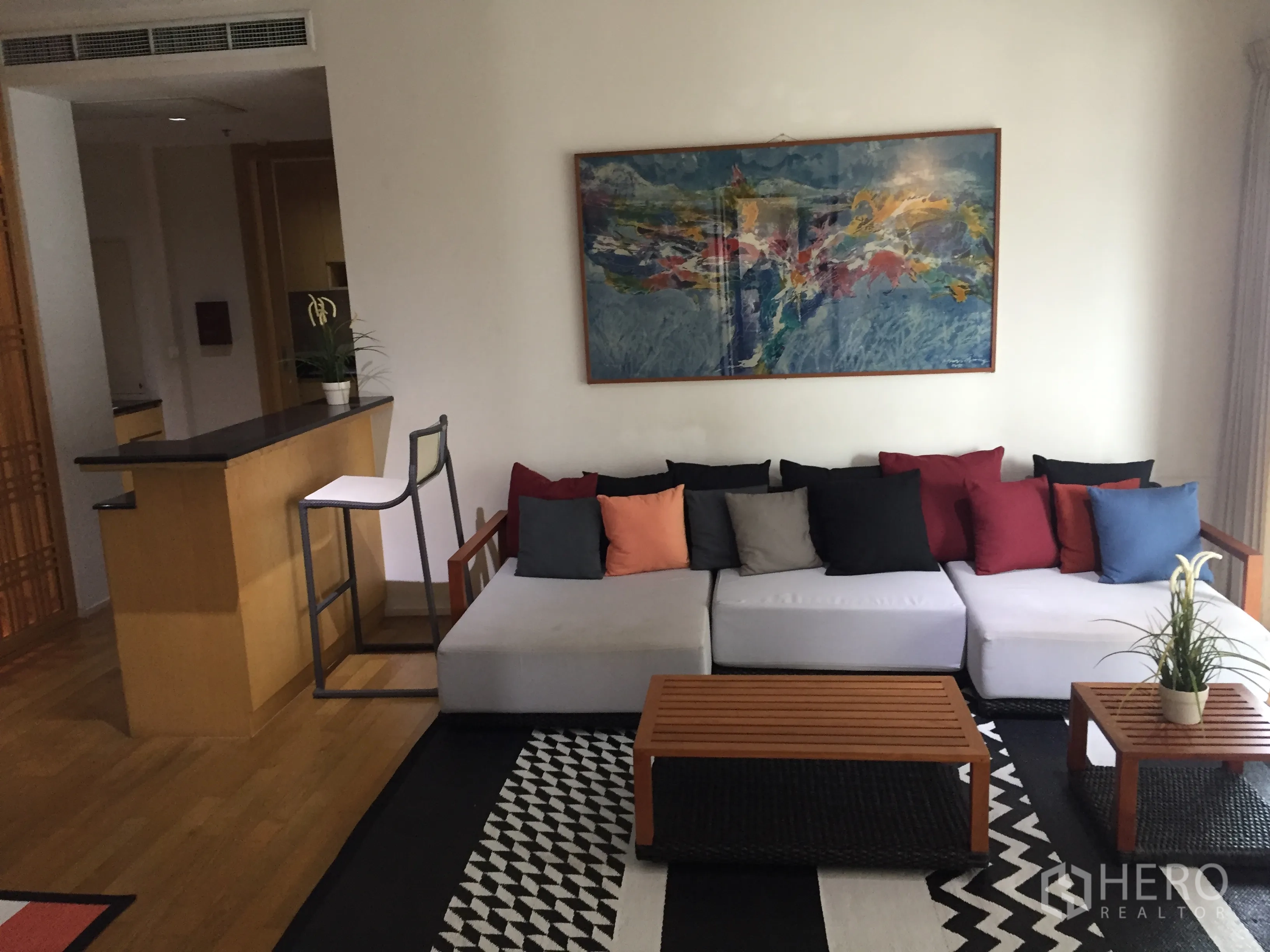 คอนโด ให้เช่าในWatthana, Bangkok - ห้องนั่งเล่นสว่าง โซฟาขนาดใหญ่ บาร์ทานอาหาร และภาพแขวนผนัง